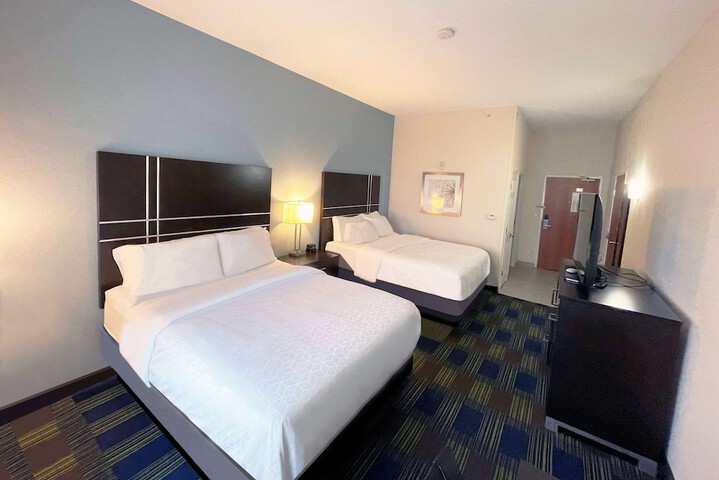 2 Queen Beds (12 of 14)