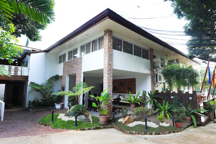 Luljettas Place Garden Suites