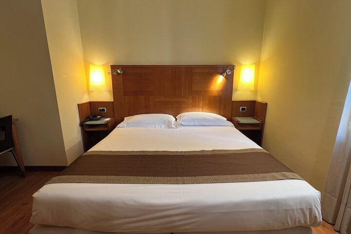 Room 106 of 233