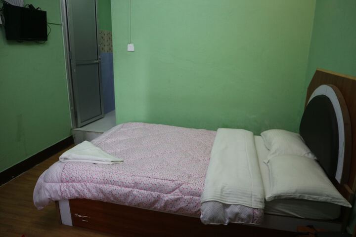 Room 6 of 16