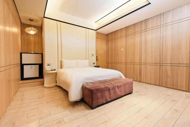 Room 13 of 38