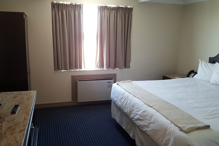 1 Queen Bed (5 of 17)