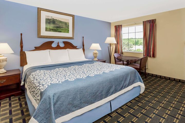 1 King Bed (3 of 6)