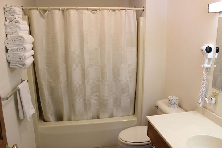 Pine Country Economy King Bed Pet Friendly (29 of 31)