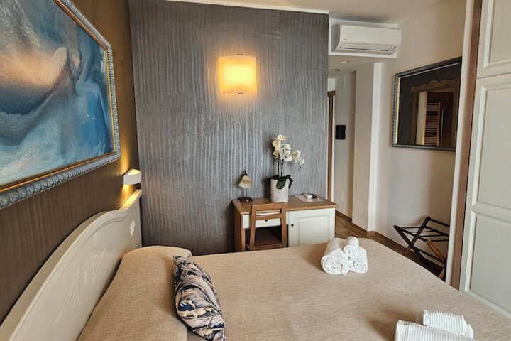 Room 32 of 194