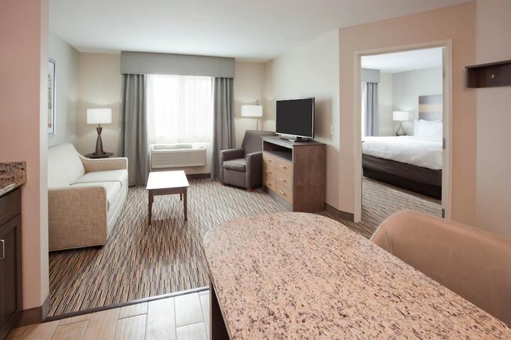 1 King Bed (4 of 10)