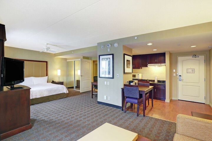 1 King Bed Whirlpool Studio Suite (13 of 22)