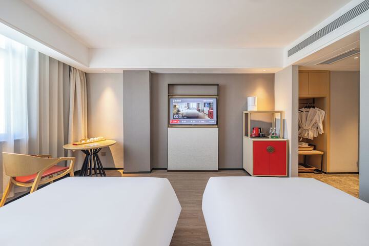 Room 5 of 8