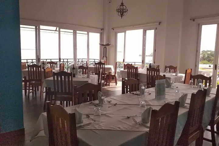 Dining 13 of 16