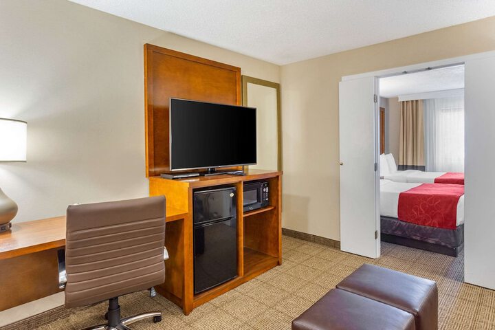 1 King Bed Suite (4 of 14)