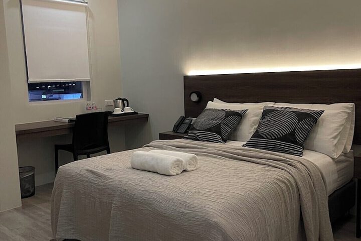 Room 4 of 9