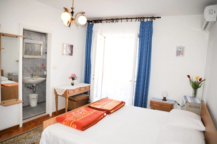 Room 2 of 7