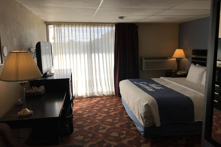 1 King Bed (11 of 14)