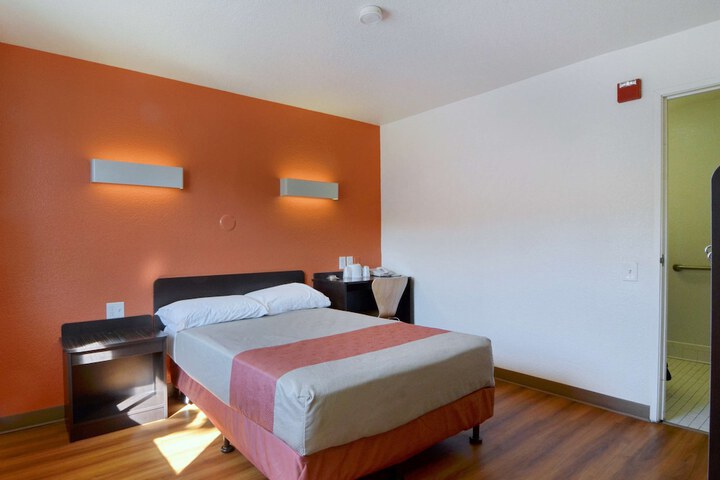 1 Queen Bed (4 of 10)