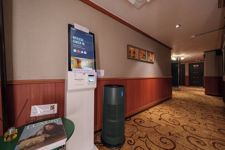 Ballroom/Hall 17 of 22