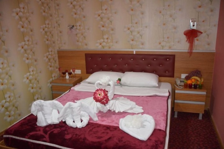 Room 11 of 48
