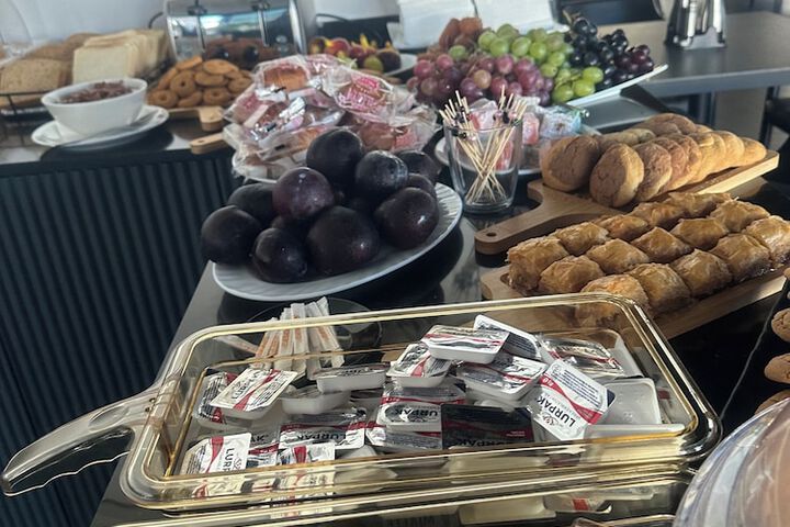 Breakfast/Coffee Service 122 of 142