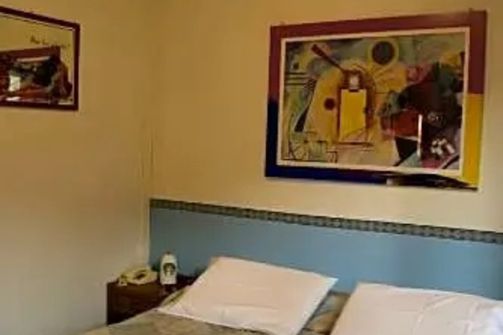 Room 5 of 9