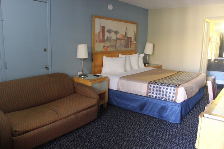 Economy King Bed (6 of 10)