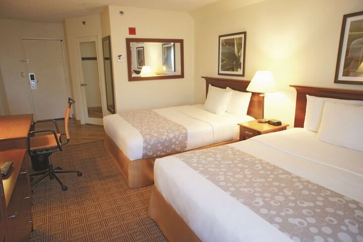 1 Queen Bed (14 of 19)
