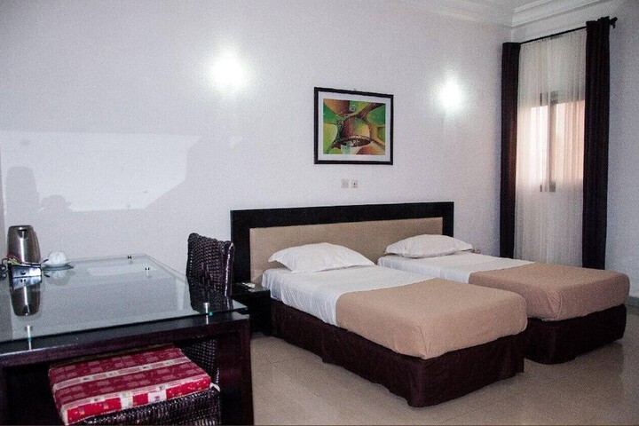 Room 12 of 32