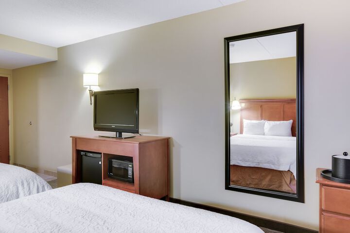 1 Queen Bed Accessible (2 of 19)