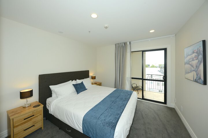 Room 4 of 141