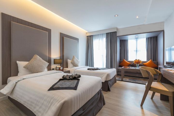 Room 10 of 28