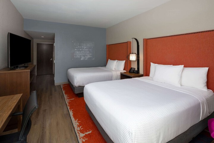 2 Queen Beds (1 of 7)