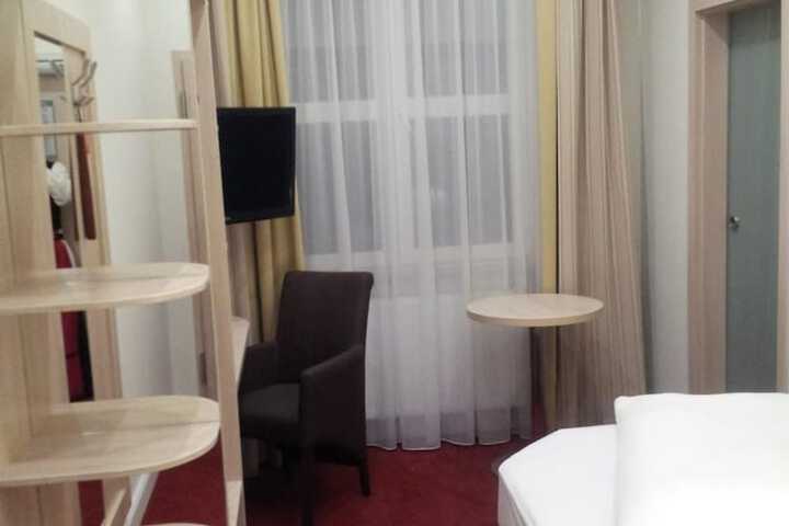Room 8 of 77