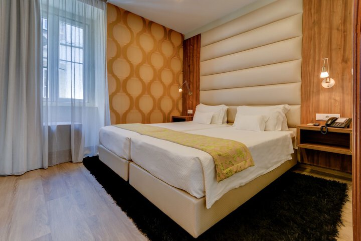 Room 52 of 160