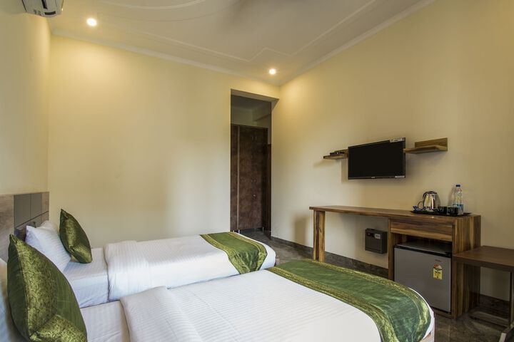 Room 10 of 33