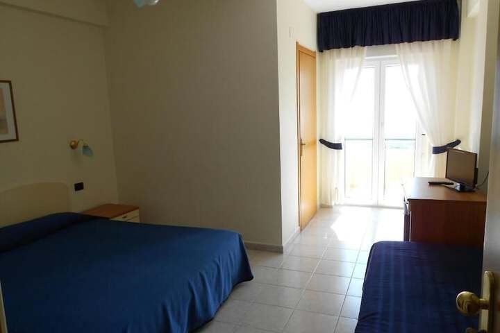 Room 4 of 9