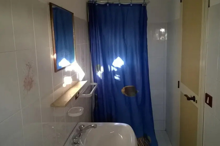 Room 9 of 16