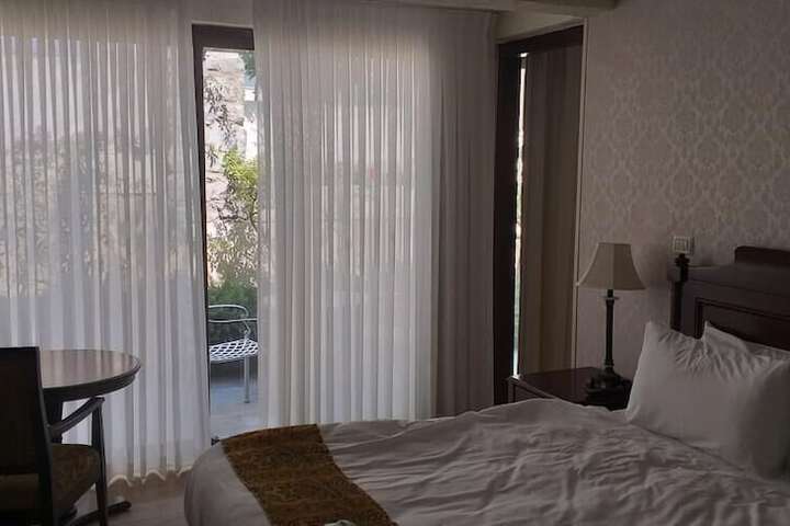 Room 12 of 32