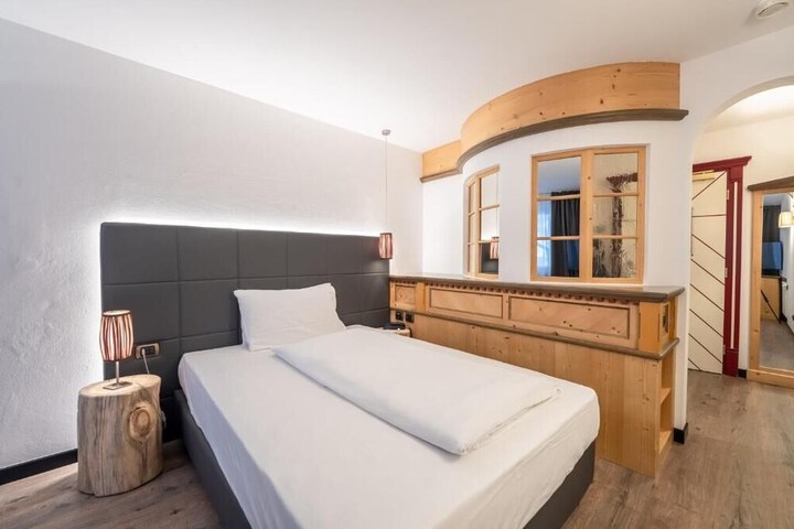 Room 6 of 94