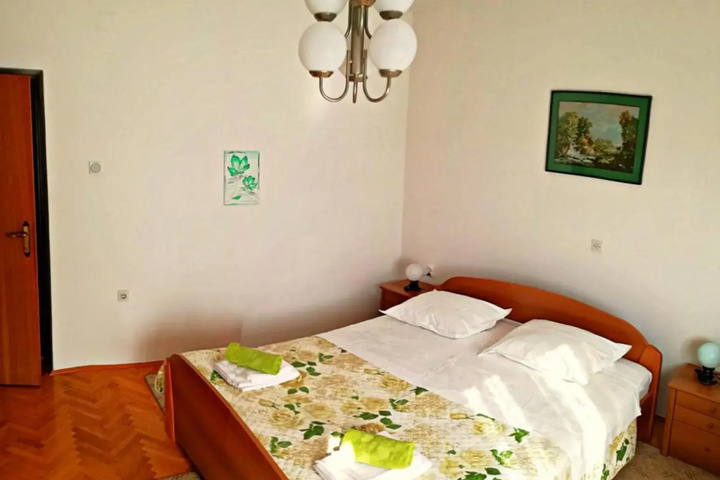 Room 5 of 16