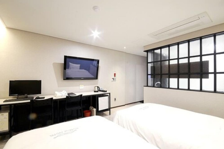 Room 14 of 32