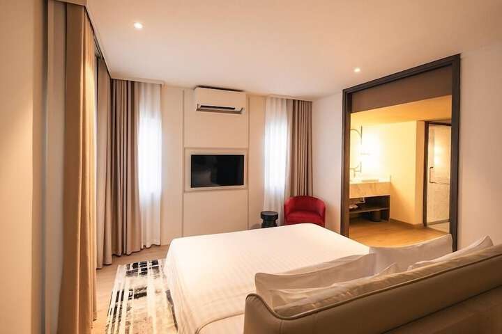 Room 12 of 73