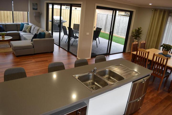 The Bentley - 5 bdrms 3 bthrm, Sleeps 12, WiFi, Linen,