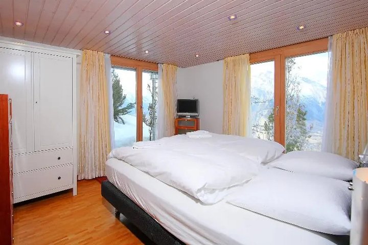 Room 3 of 10