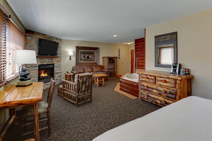Deluxe King Bed (6 of 10)