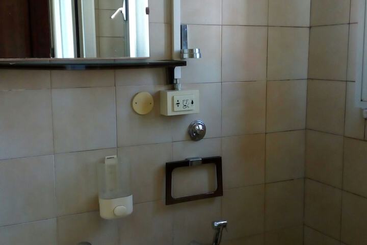 Room 13 of 38