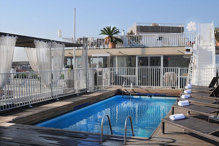 Hotel Pool