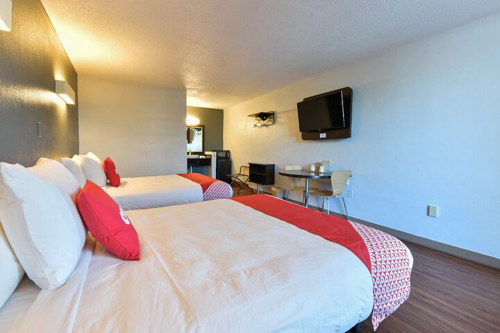 2 Queen Beds (3 of 13)