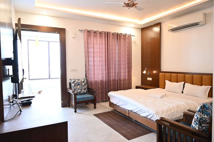 Room 3 of 8