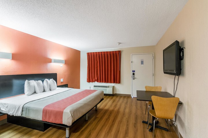 1 King Bed (5 of 14)