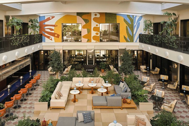 Lounge 132 of 146