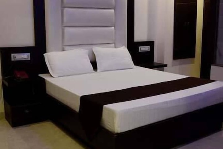 Room 9 of 25