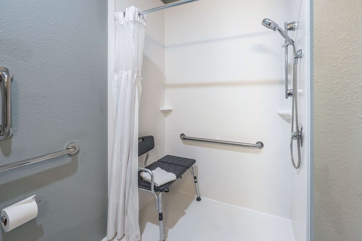 2 Queen Beds Pillow Top Mattress Flat Screen Television Microwave and Refrigerator Full Breakfast (6 of 15)